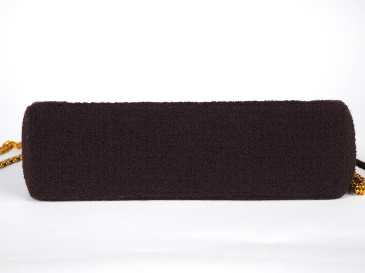 CHANEL Sac jersey marron surpiqué, porté épaule ou bandoulière. Intéri