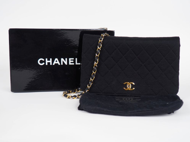 CHANEL, Paris Sac porté épaule en jersey matelassé noir.  Garniture en