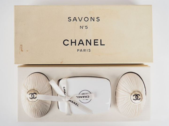 CHANEL, Paris "Savons n°5". Ensemble comprenant un porte-savon et son 