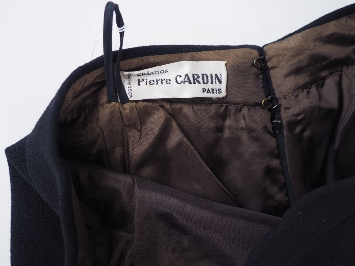 Création Pierre CARDIN Jupe longue noire, taille haute. Fermeture par 
