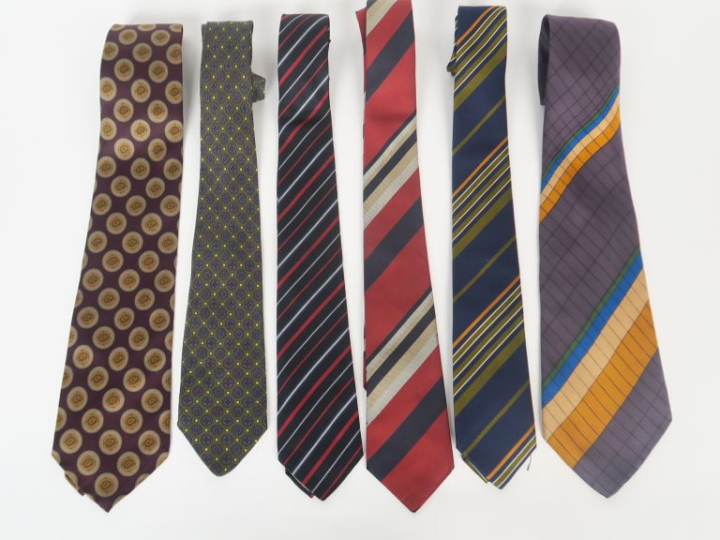 Pierre CARDIN,  Ensemble de deux différentes cravates.  BALMAIN,  Quat