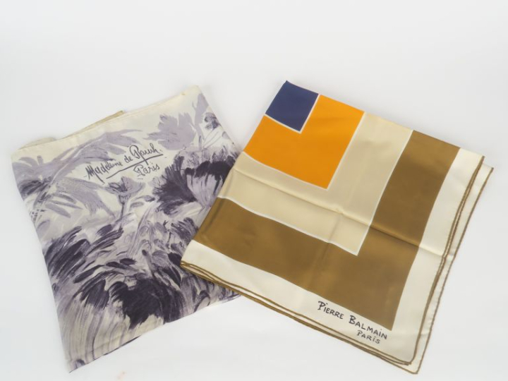 Pierre BALMAIN, Paris Carré de soie, à décor géométrique marron, orang