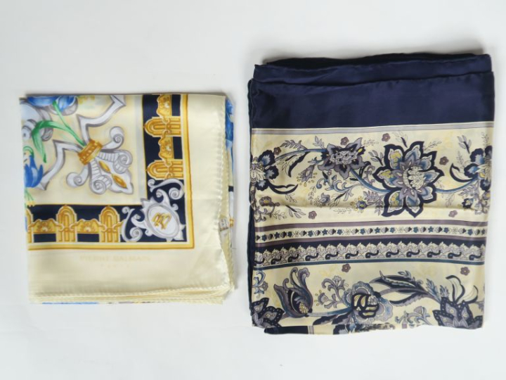 Pierre BALMAIN, Paris Foulard en soie polychrome, modèle "François Ier
