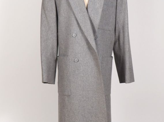 Guy LAROCHE, Diffusion, Paris Manteau long en laine (100%) gris. Trois