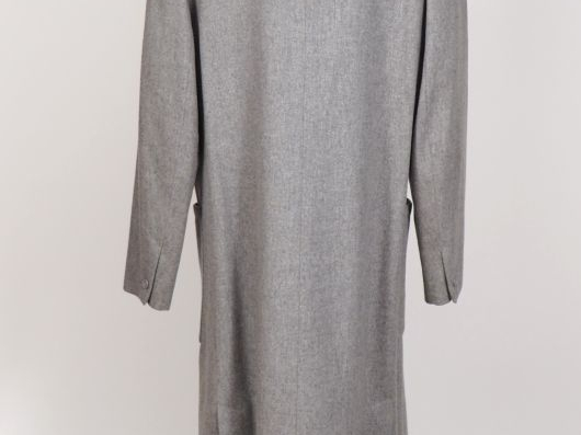 Guy LAROCHE, Diffusion, Paris Manteau long en laine (100%) gris. Trois
