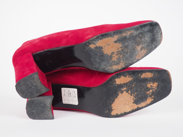 Jean-Louis SCHERRER, Paris Paire d'escarpins en daim rouge, à décor su