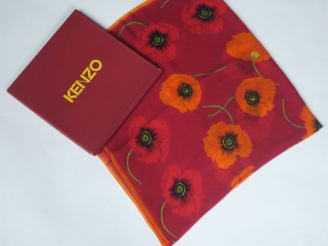 Vente aux enchères KENZO,  Foulard probablement en soie polychrome, à décor de coquelicot