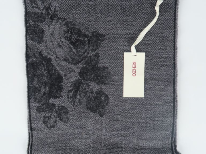 KENZO Echarpe à chevrons en laine (95%) et polyamide (5%), noir et gri