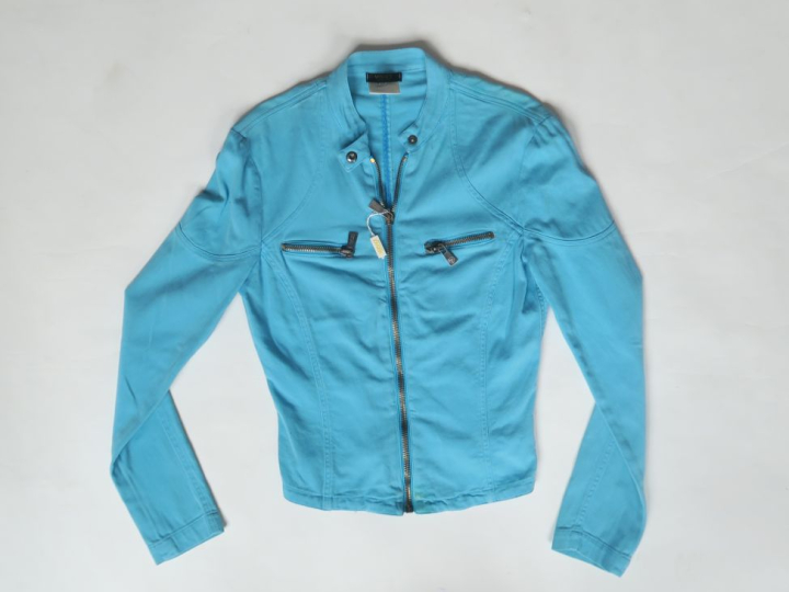 VERSACE Veste en coton (98%) de couleur turquoise.  Fermeture à l'avan