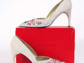 Vente aux enchères Charles JOURDAN, Paris Paire d'escarpins en daim gris clair, à décor d