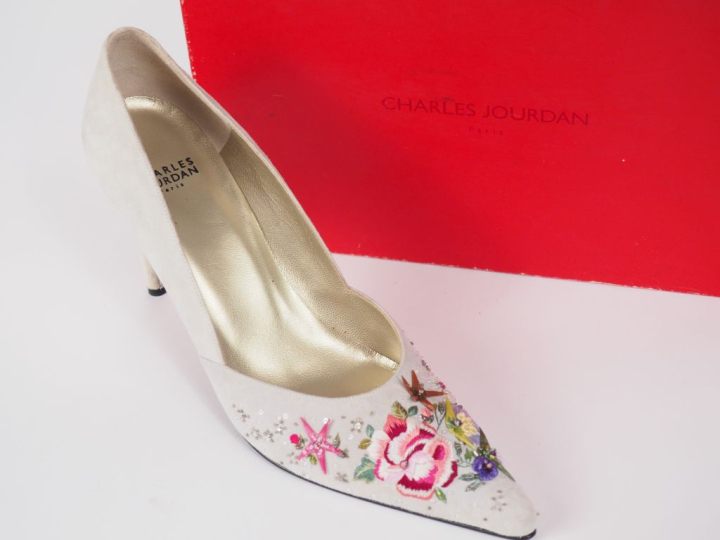 Charles JOURDAN, Paris Paire d'escarpins en daim gris clair, à décor d