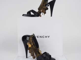 Vente aux enchères GIVENCHY Paire de sandale à brides et talons aiguilles.  Attache à la 