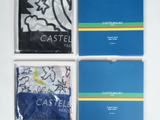 Vente aux enchères CASTELBAJAC, Paris Ensemble comprenant :  - un foulard en polyester (1