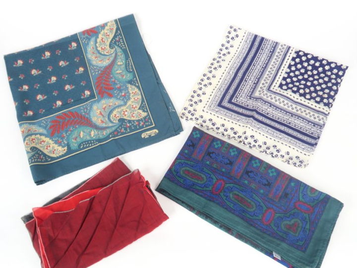 Ensemble comprenant quatre différents foulards en coton.  (quelques tâ