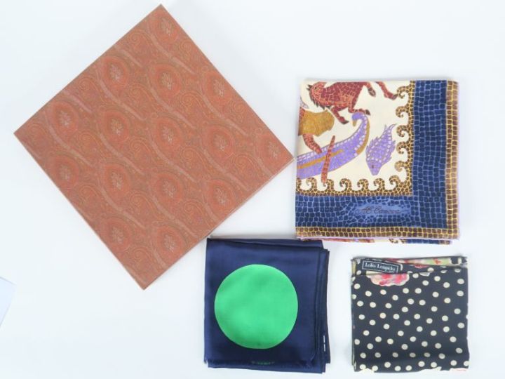 Ensemble comprenant :  - un petit carré de soie Lolita LEMPICKA, à déc