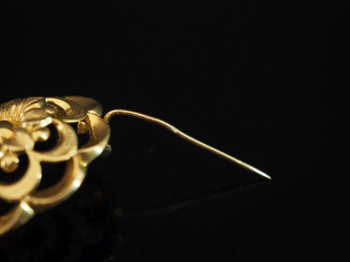 Broche Napoléon III en or jaune 750, à décor ajouré de fleur.  Diam. 3