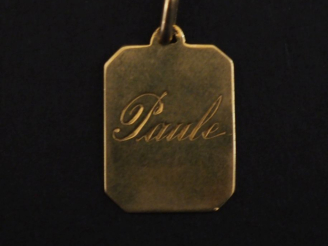 Vente aux enchères Pendentif rectangulaire à pans coupés en or jaune 750.  Gravé "Paule".