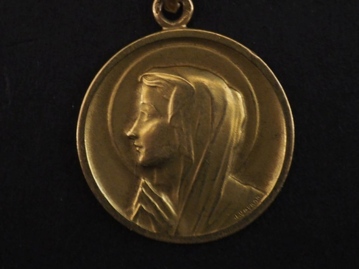 Médaille religieuse en or jaune 750, figurant la Sainte Vierge de prof