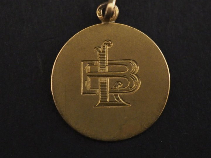 Médaille religieuse en or jaune 750, figurant la Sainte Vierge de prof
