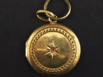 Vente aux enchères Pendentif porte-photo en or jaune 750, à décor de motif rayonnant sur 
