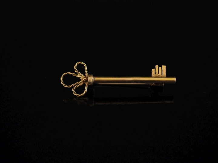Broche barrette en or jaune 750, en forme de clé.  Long. 4,2 cm Poids.