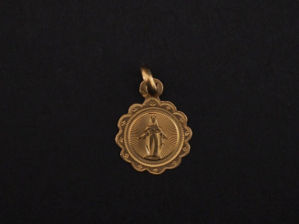 Vente aux enchères Petite médaille religieuse en or jaune 750, figurant la Sainte Vierge 