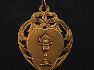 Vente aux enchères Pendentif religieux en forme de coeur or jaune 750, à décor ajouré de 