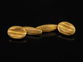 Vente aux enchères Paire de boutons de manchettes en or jaune 750, à décor de stries.  Po