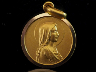 Vente aux enchères Petite médaille religieuse en or jaune 750, figurant une Sainte Vierge