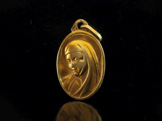 Vente aux enchères Médaille religieuse de forme ovale en or jaune 750, figurant la Sainte