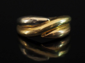 Vente aux enchères Bague trois tons d'or 750 de forme stylisée.  TDD. 49 Poids. 3,03 g   