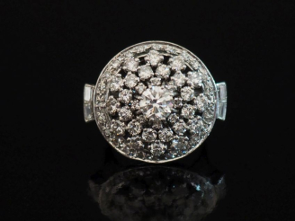 Vente aux enchères Importante bague en or blanc 750, sertie en son centre d'un diamant de