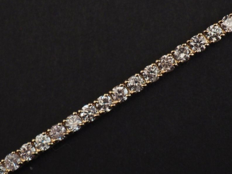 Vente aux enchères Bracelet souple en or rose 585, serti de cinquante quatre diamants.  L