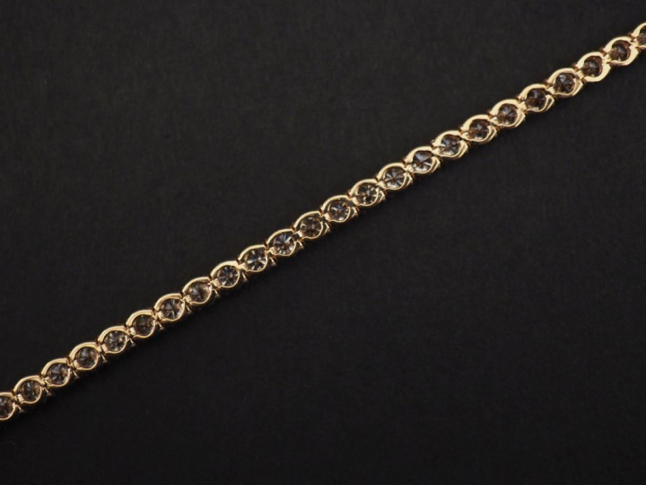 Bracelet souple en or rose 585, serti de cinquante quatre diamants.  L