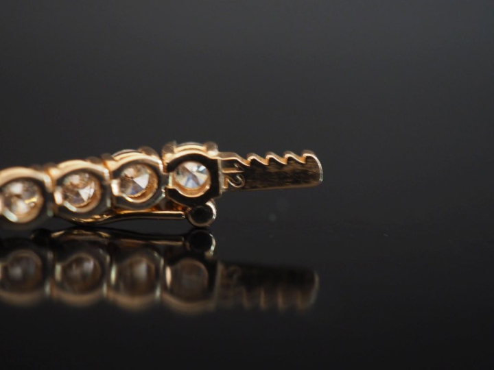 Bracelet souple en or rose 585, serti de cinquante quatre diamants.  L