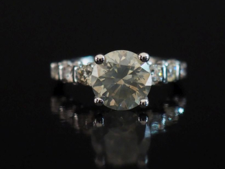 Vente aux enchères Bague en or blanc 585, sertie en son centre d'un diamant de 2,20 ct de