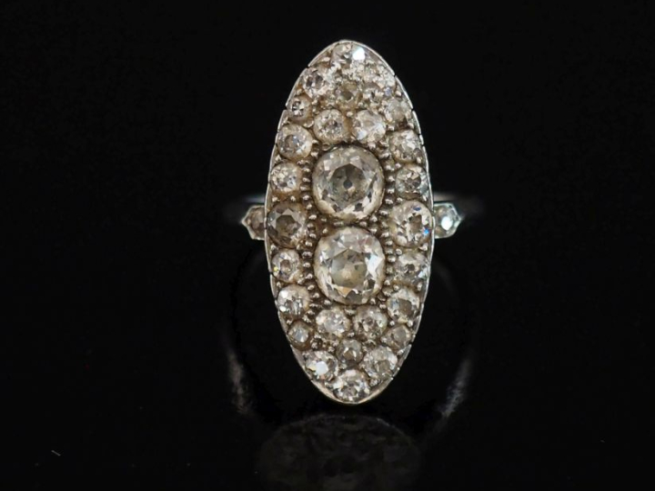 Bague de forme marquise en or blanc 750, sertie en son centre de deux 