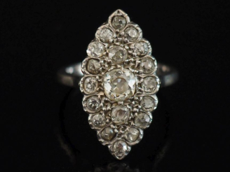 Vente aux enchères Bague de forme marquise en or blanc 750, sertie d'un pavage de diamant