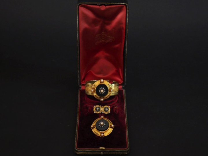 Parure Napoléon III en or jaune 750, onyx noir, diamants taille ancien