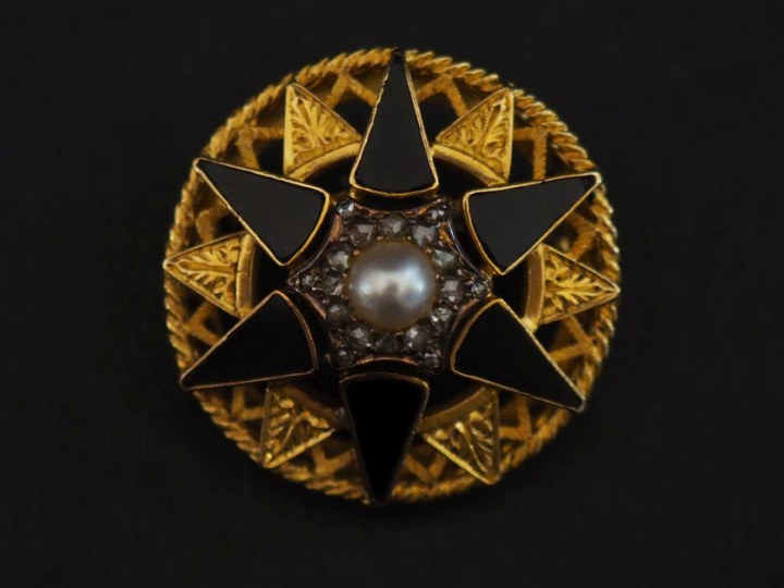 Broche ronde Napoléon III en or jaune 750 et onyx noir, à décor ajouré