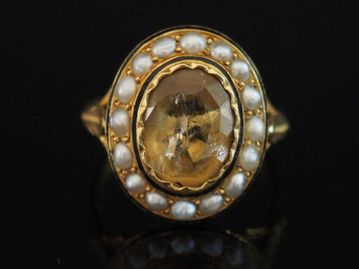 Ravissante bague Napoléon III en or jaune 750, sertie en son centre d'