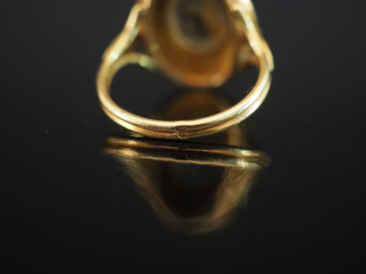 Ravissante bague Napoléon III en or jaune 750, sertie en son centre d'