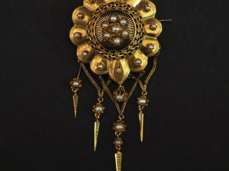 Vente aux enchères Broche Napoléon III ajourée en or jaune 750, émail noir et petites per