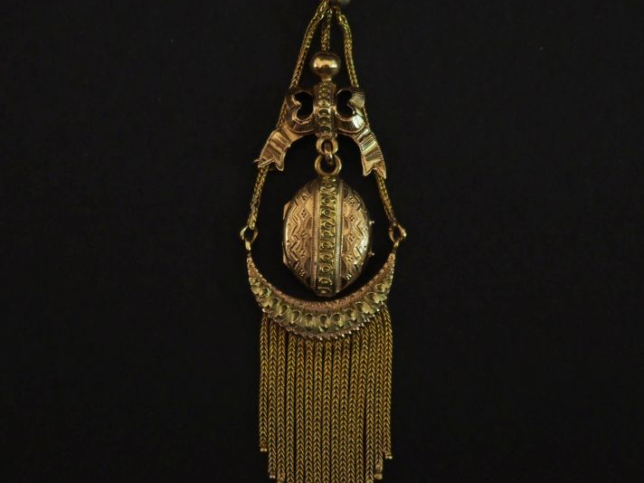 Pendentif Napoléon III de style Louis XVI en or jaune 750, à décor d'u