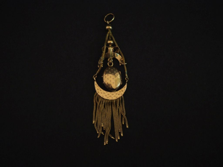 Pendentif Napoléon III de style Louis XVI en or jaune 750, à décor d'u