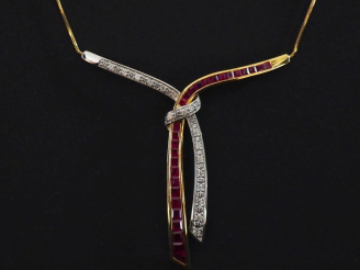 Vente aux enchères Collier deux tons d'or 750, à décor de nœud de ruban serti de rubis ca