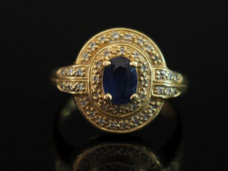 Vente aux enchères Bague en or jaune 750, sertie en son centre d'un saphir agrémenté de d