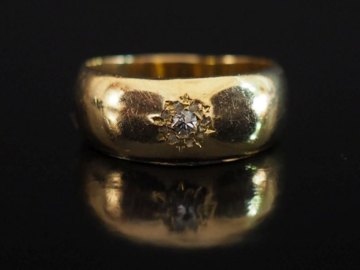 Bague jonc en or jaune 750, sertie en son centre d'un diamant taille a