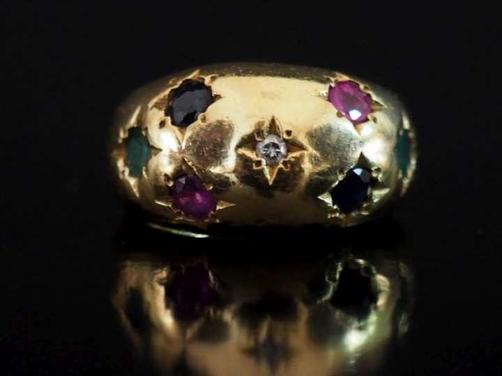 Bague dôme en or jaune 750, agrémentée d'un diamant et de pierres de c