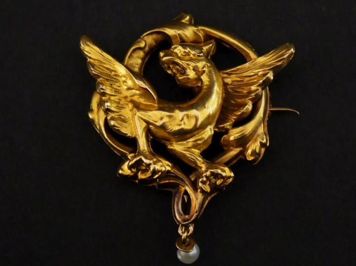 Broche ajourée en or jaune 750, à décor d'une chimère et agrémentée d'